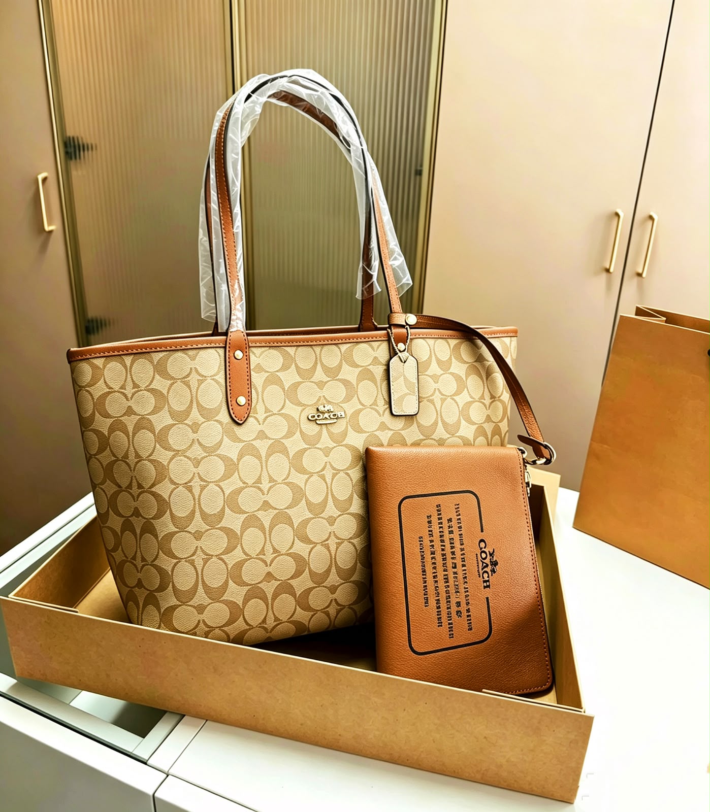 COACH Signature Tote with Pouch 43 cm