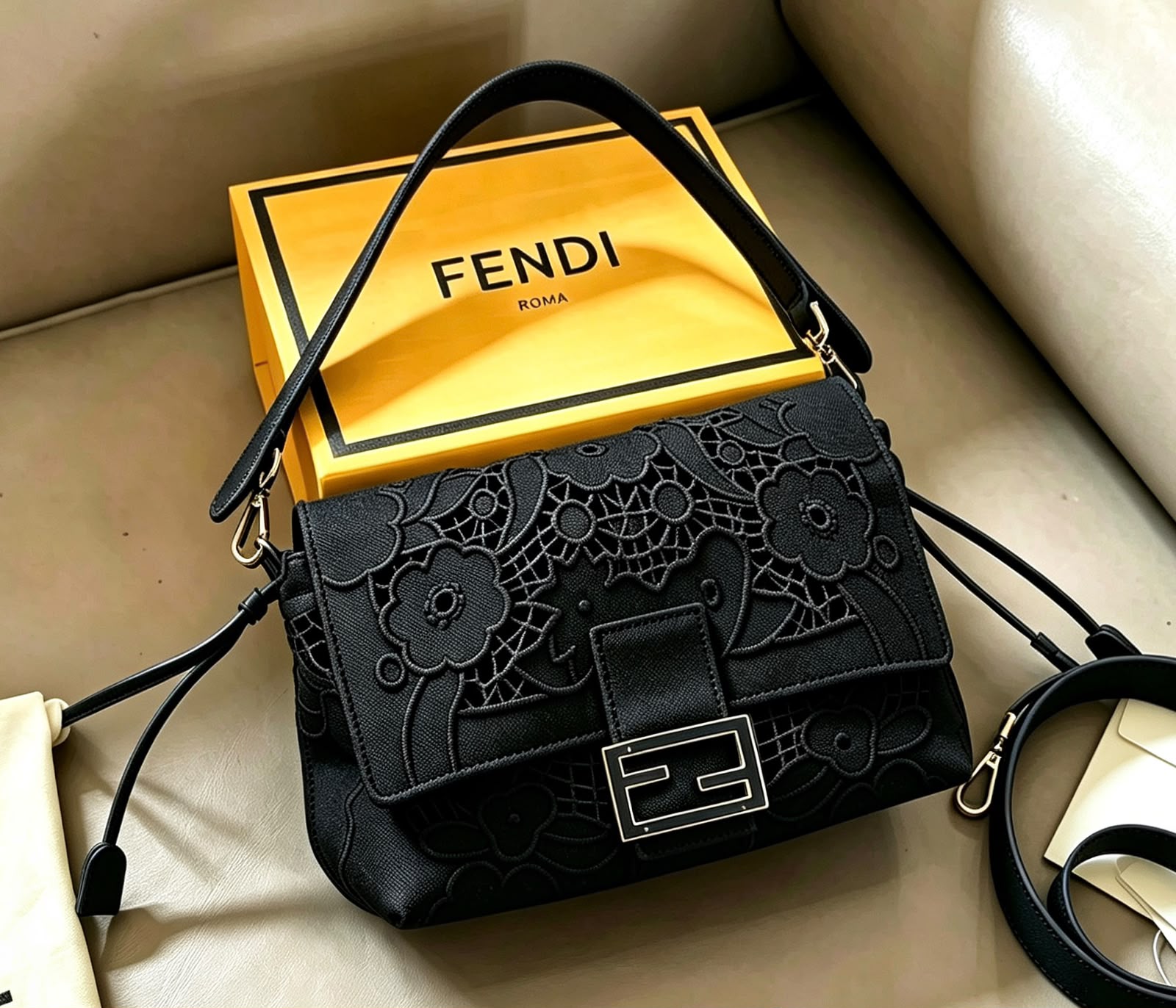حقيبة FENDI باجيت بقلاب من الدانتيل بنمط الزهور 25 سم مع صندوق ماستر