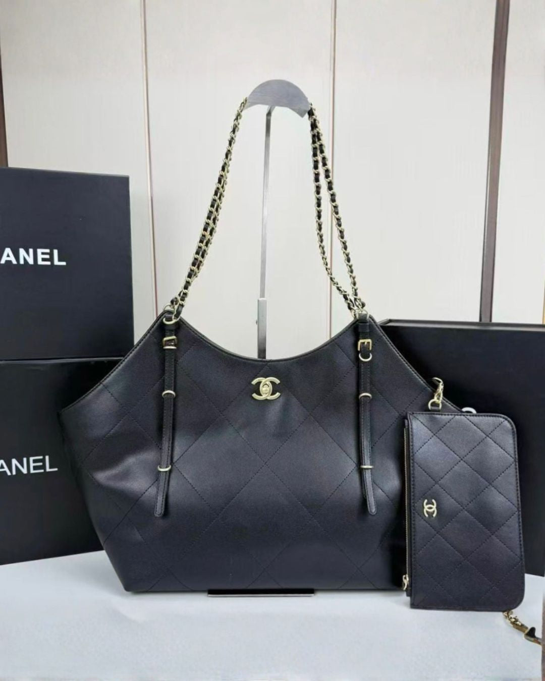 CHANEL Oversized Hobo Tote 52 cm A+