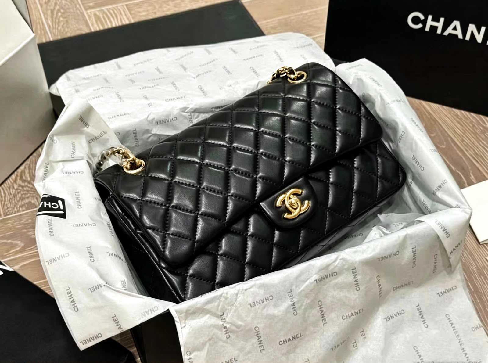 CHANEL Quilted Flap Shoulder Bag — 25 cm | 5 Colors with Box