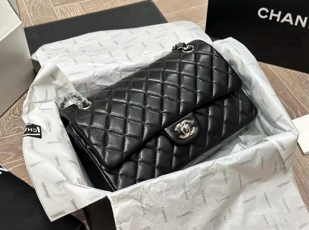 CHANEL Quilted Flap Shoulder Bag — 25 cm | 5 Colors with Box