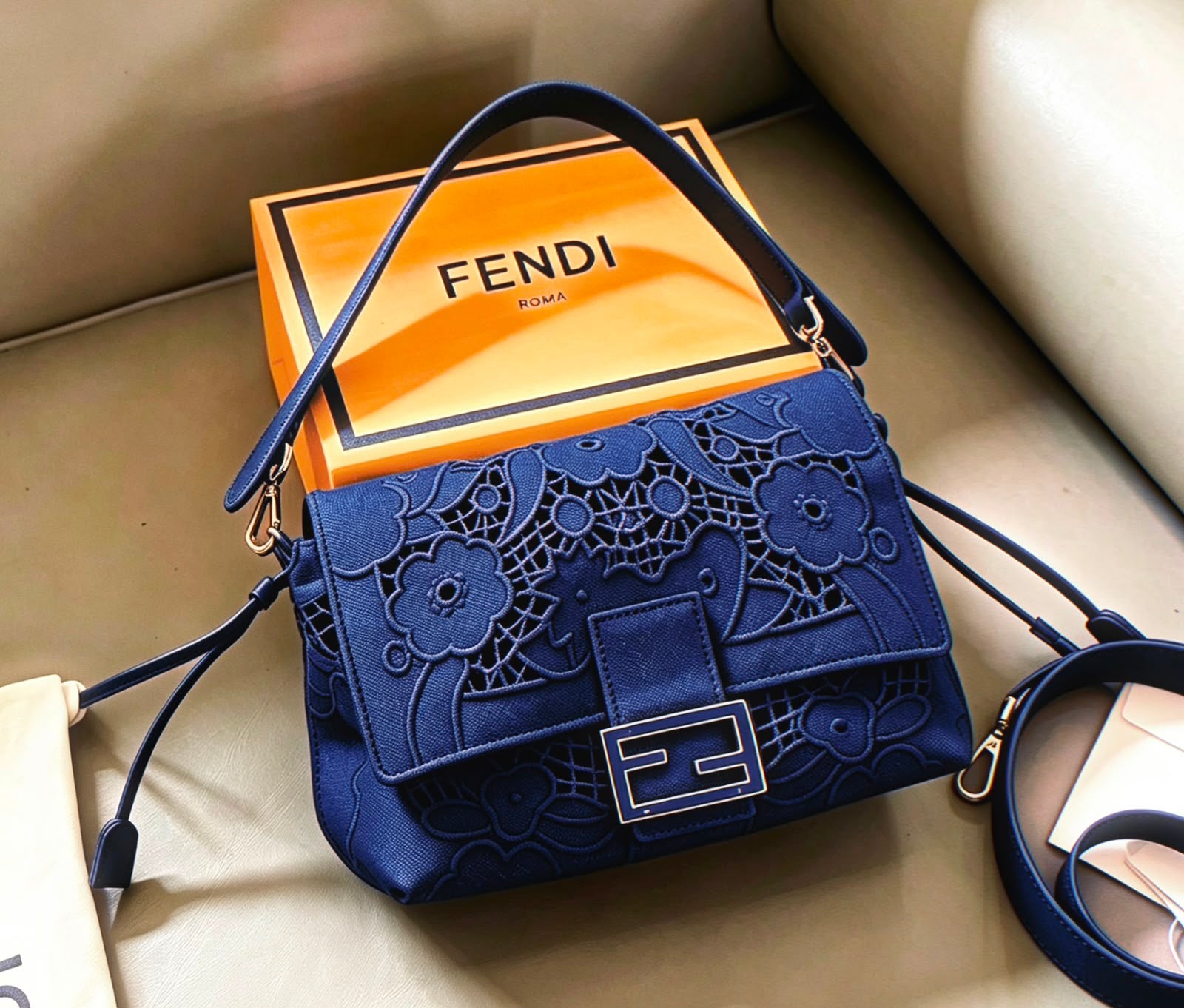 حقيبة FENDI باجيت بقلاب من الدانتيل بنمط الزهور 25 سم مع صندوق ماستر