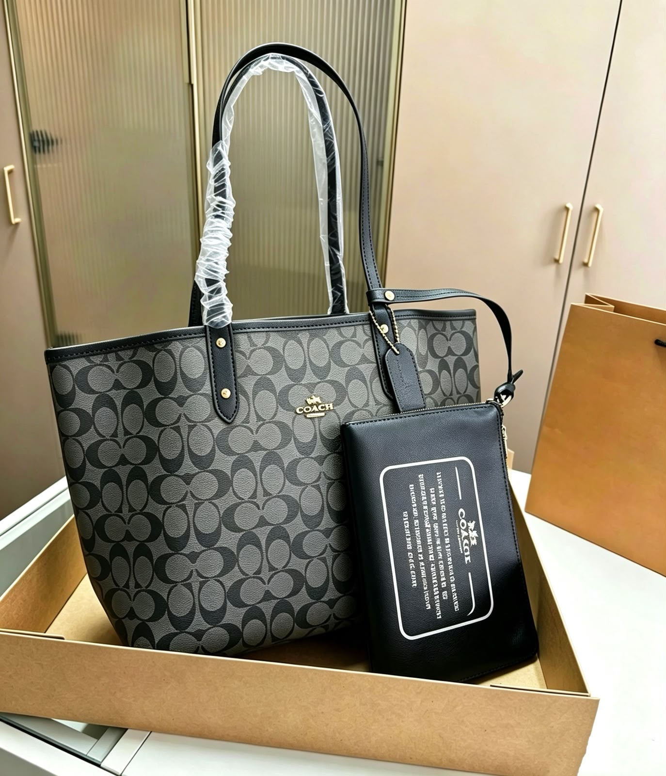 COACH Signature Tote with Pouch 43 cm