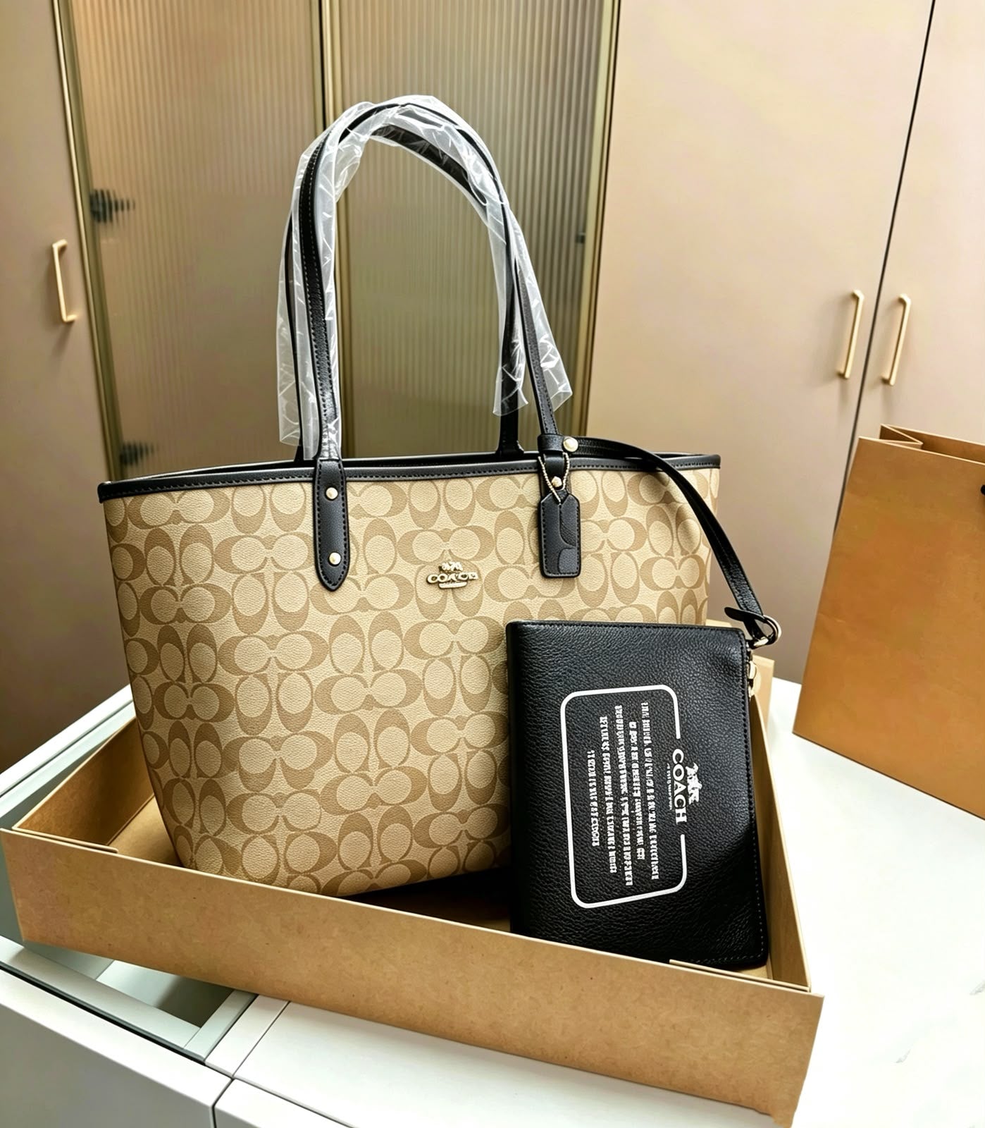 COACH Signature Tote with Pouch 43 cm