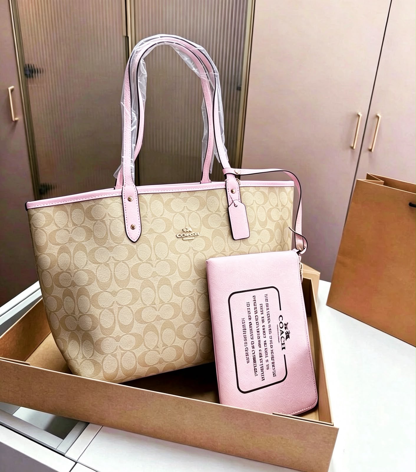 COACH Signature Tote with Pouch 43 cm