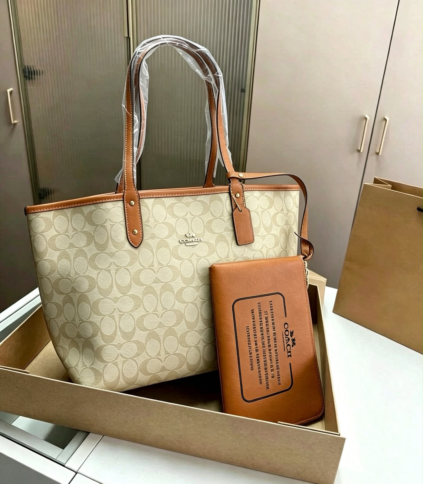 COACH Signature Tote with Pouch 43 cm