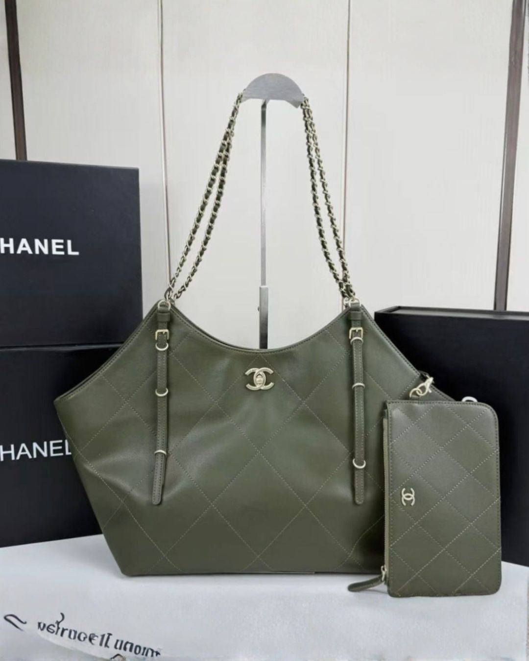 CHANEL Oversized Hobo Tote 52 cm A+