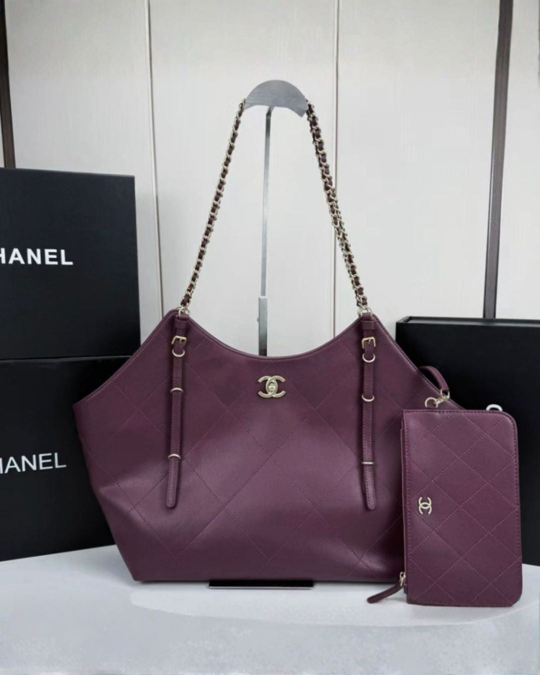 CHANEL Oversized Hobo Tote 52 cm A+
