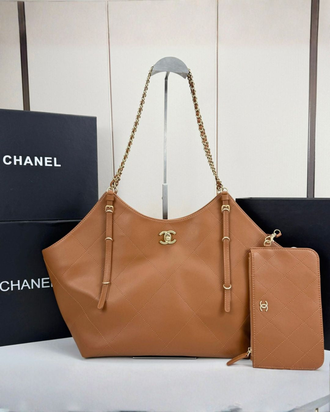 CHANEL Oversized Hobo Tote 52 cm A+