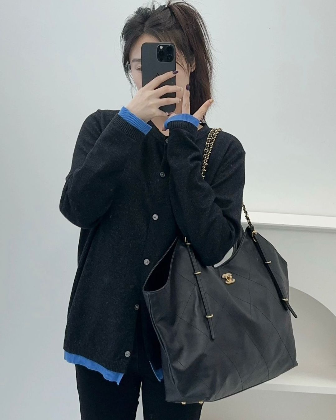 CHANEL Oversized Hobo Tote 52 cm A+