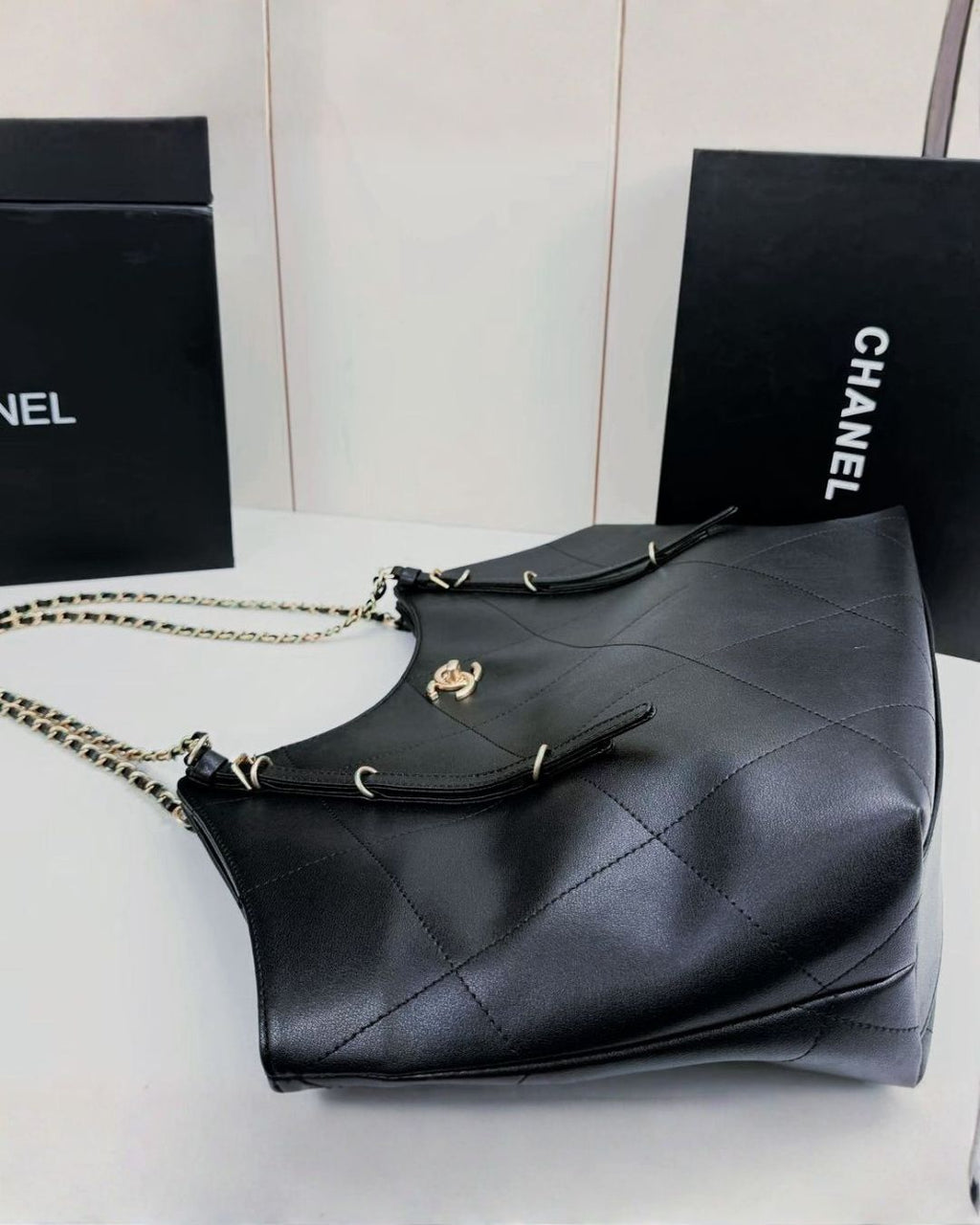 CHANEL Oversized Hobo Tote 52 cm A+