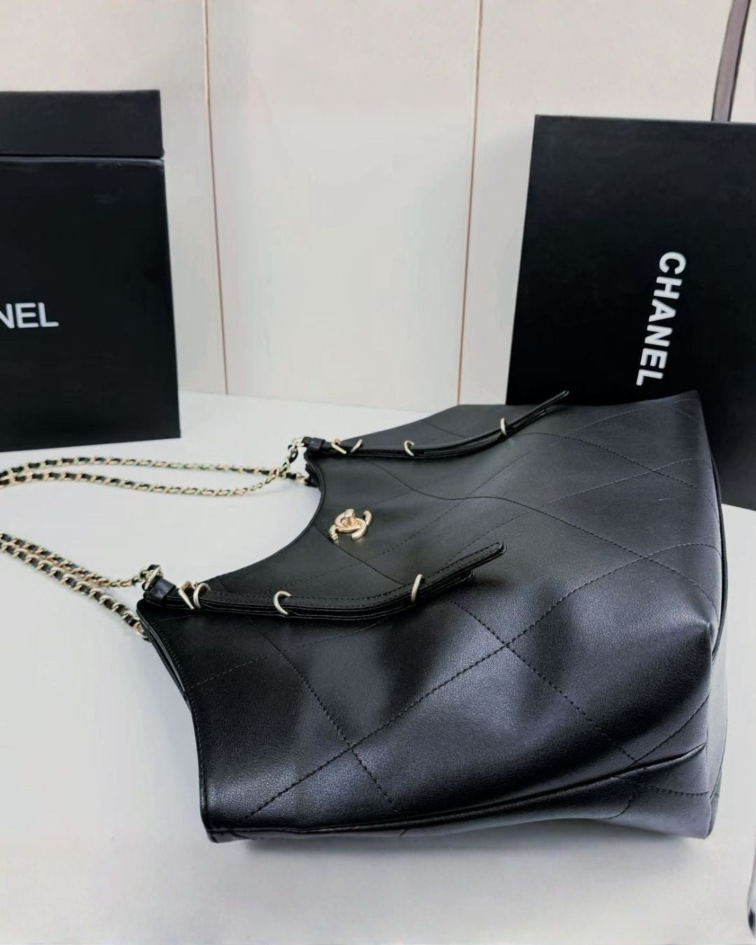 CHANEL Oversized Hobo Tote 52 cm A+