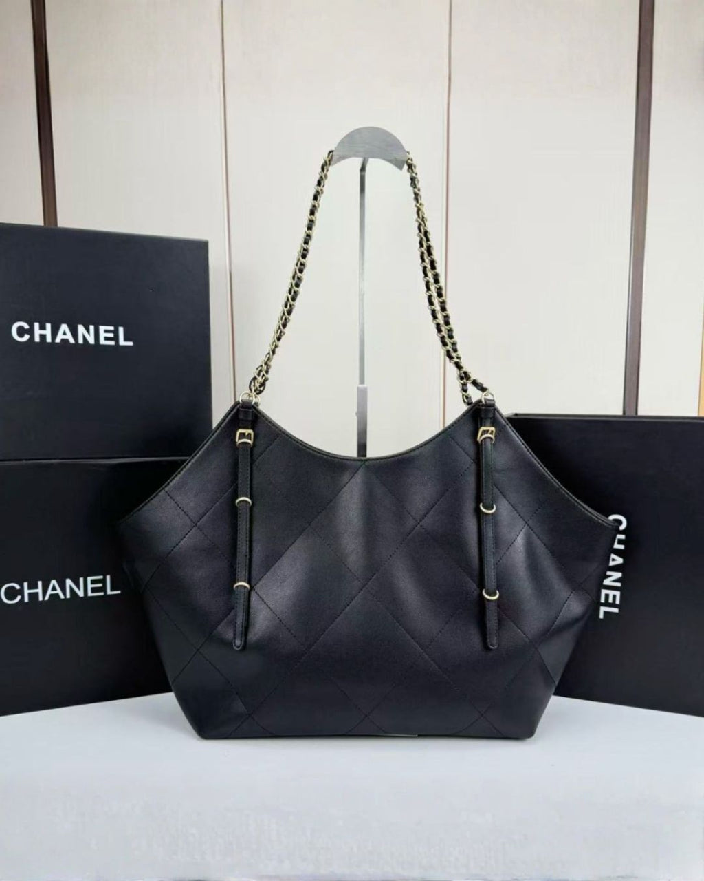 CHANEL Oversized Hobo Tote 52 cm A+