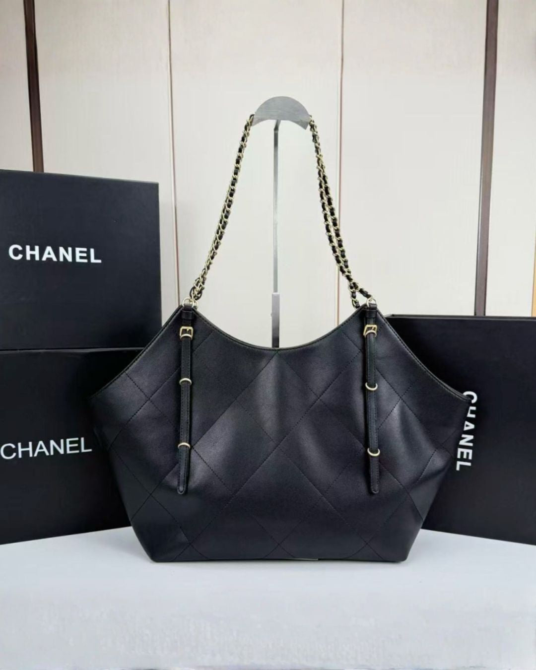 CHANEL Oversized Hobo Tote 52 cm A+