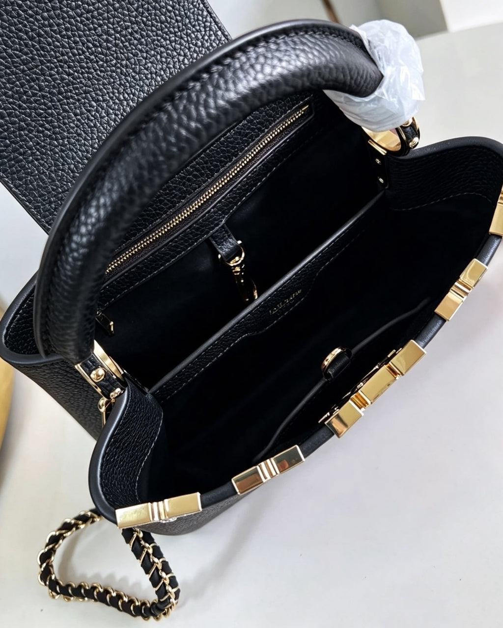LV Capucines Medium 27cm