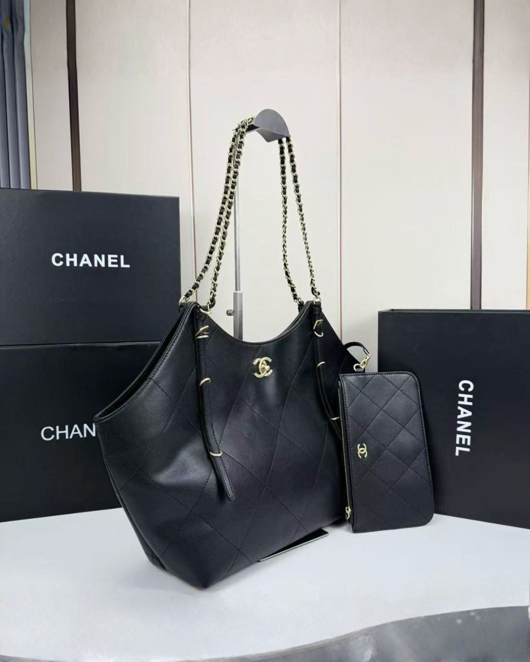 CHANEL Oversized Hobo Tote 52 cm A+