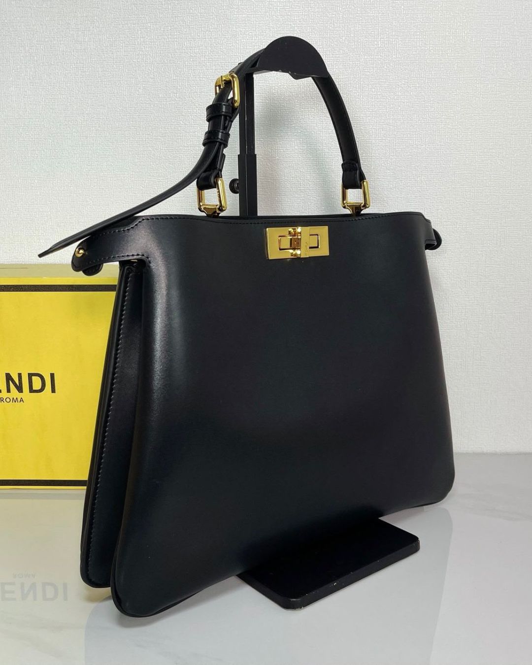 FENDI Peekaboo Style Chain Handbag 33cm A+