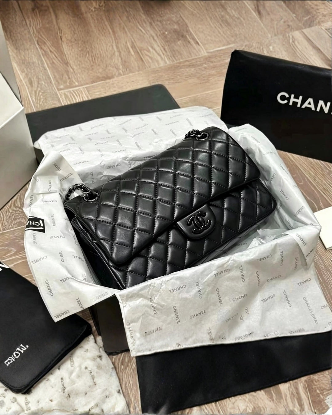 CHANEL Classic Flap Bag 25 cm