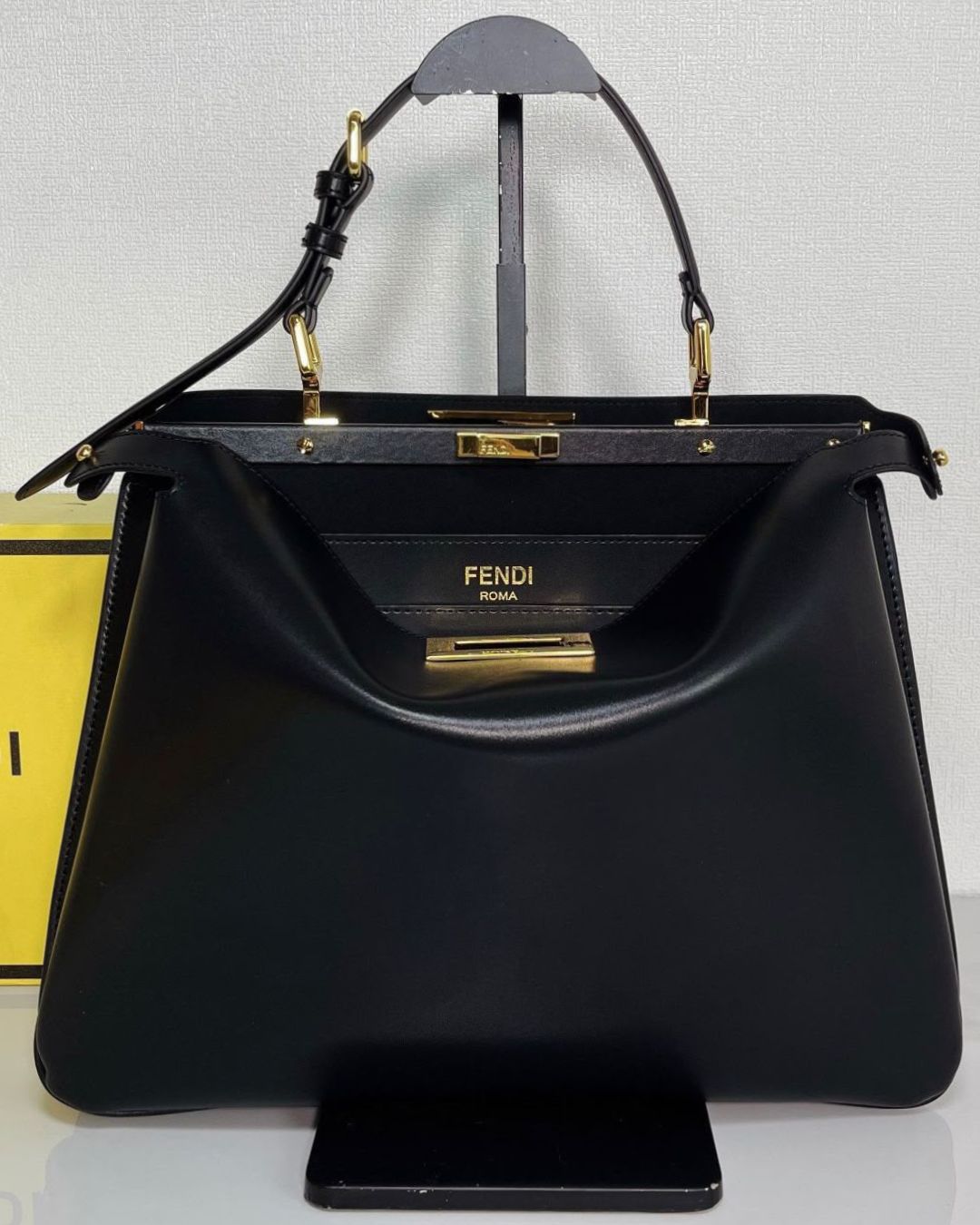 FENDI Peekaboo Style Chain Handbag 33cm A+