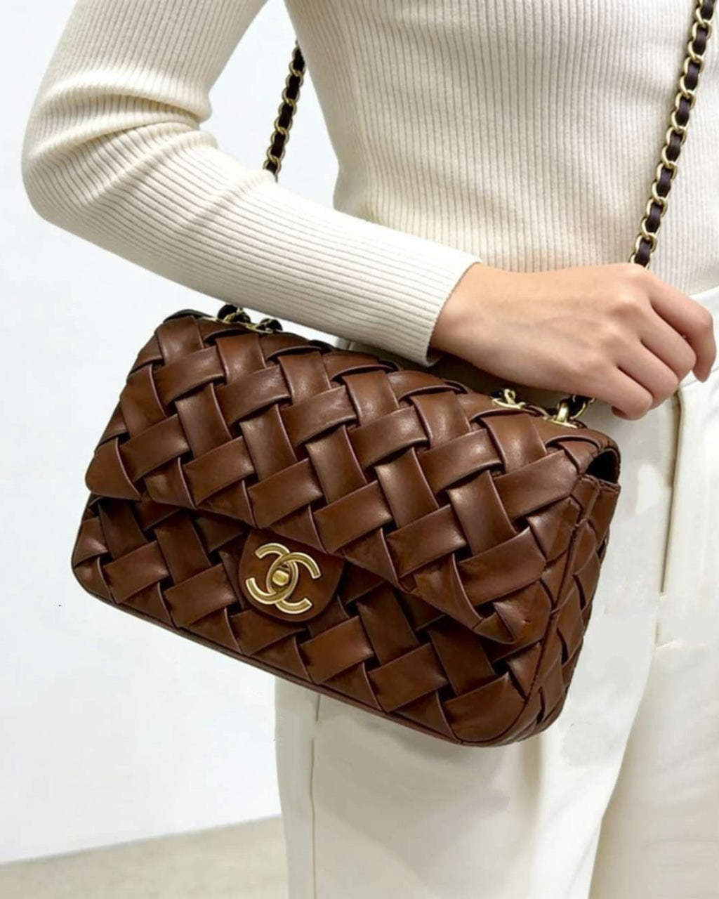 CHANEL Woven Shoulder Bag 25 cm A+
