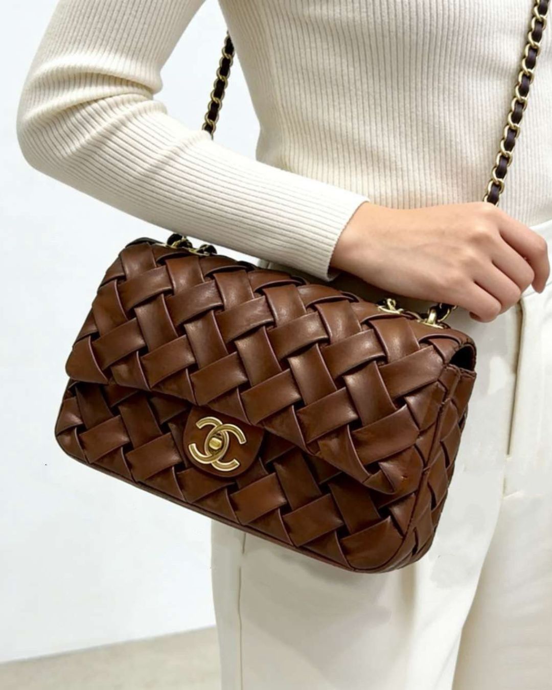 CHANEL Woven Shoulder Bag 25 cm A+