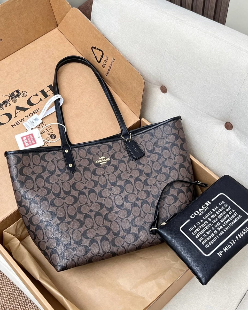 COACH Signature Tote with Pouch 43 cm