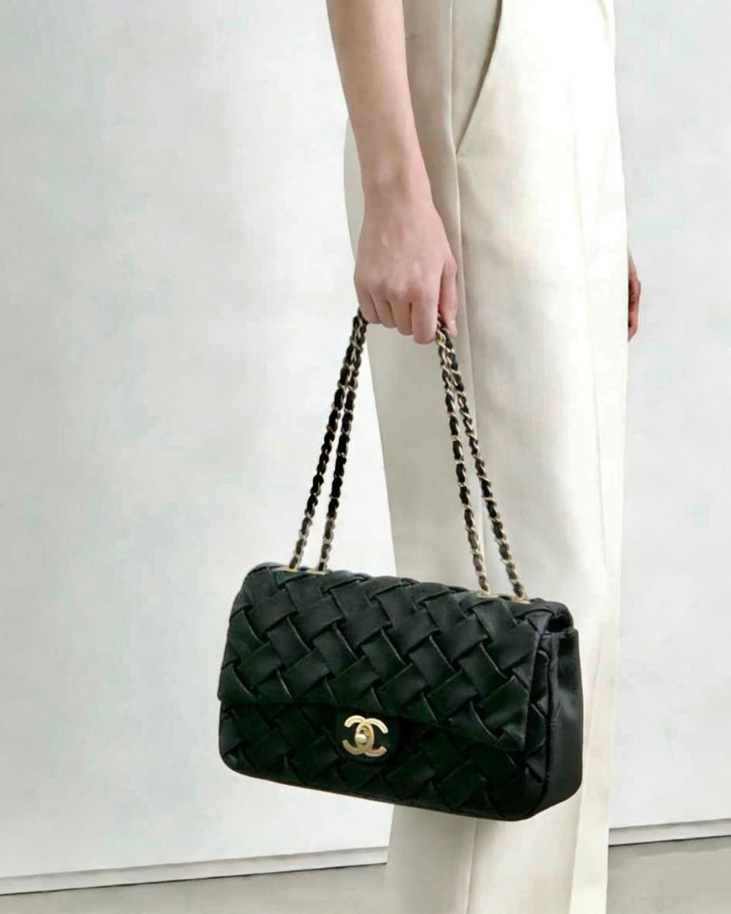 CHANEL Woven Shoulder Bag 25 cm A+