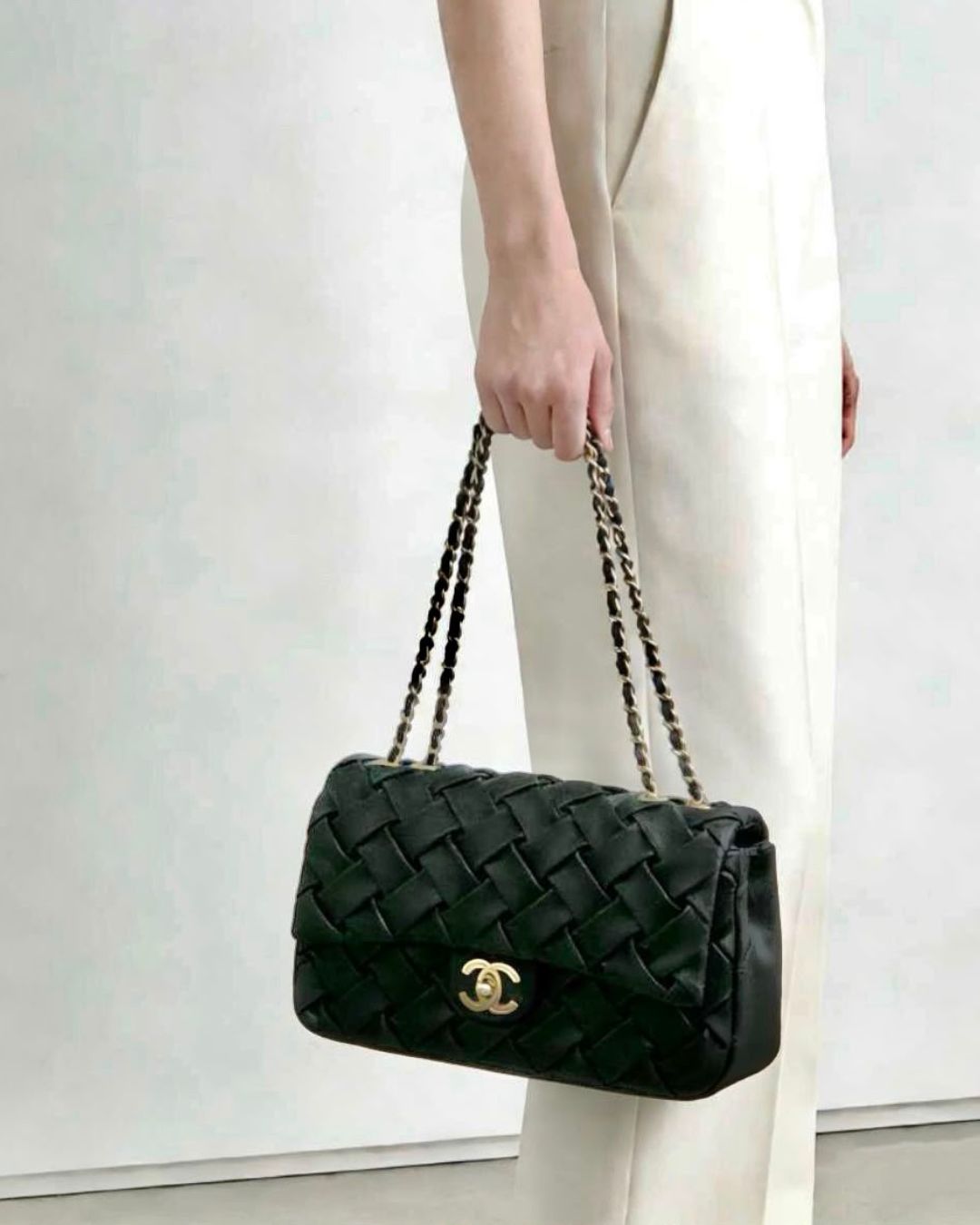 CHANEL Woven Shoulder Bag 25 cm A+
