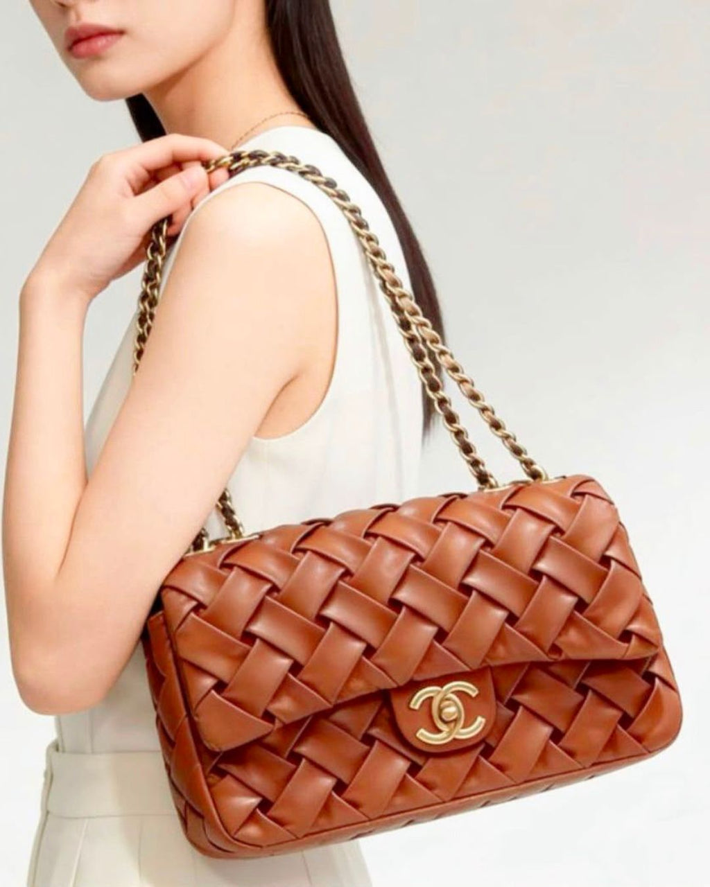 CHANEL Woven Shoulder Bag 25 cm A+