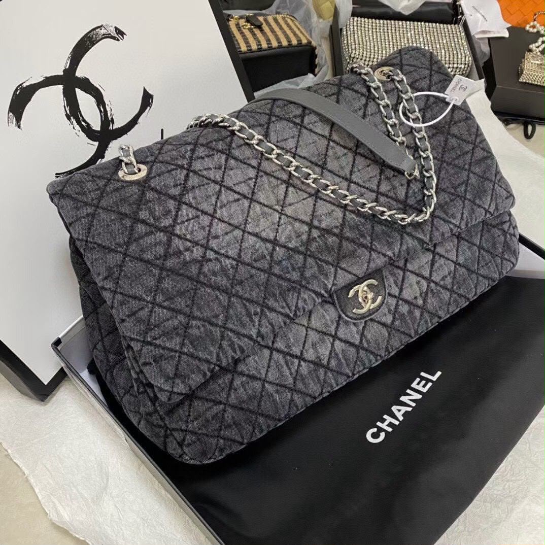 CHANEL Jumbo Classic Flap — 38 cm | Black A+