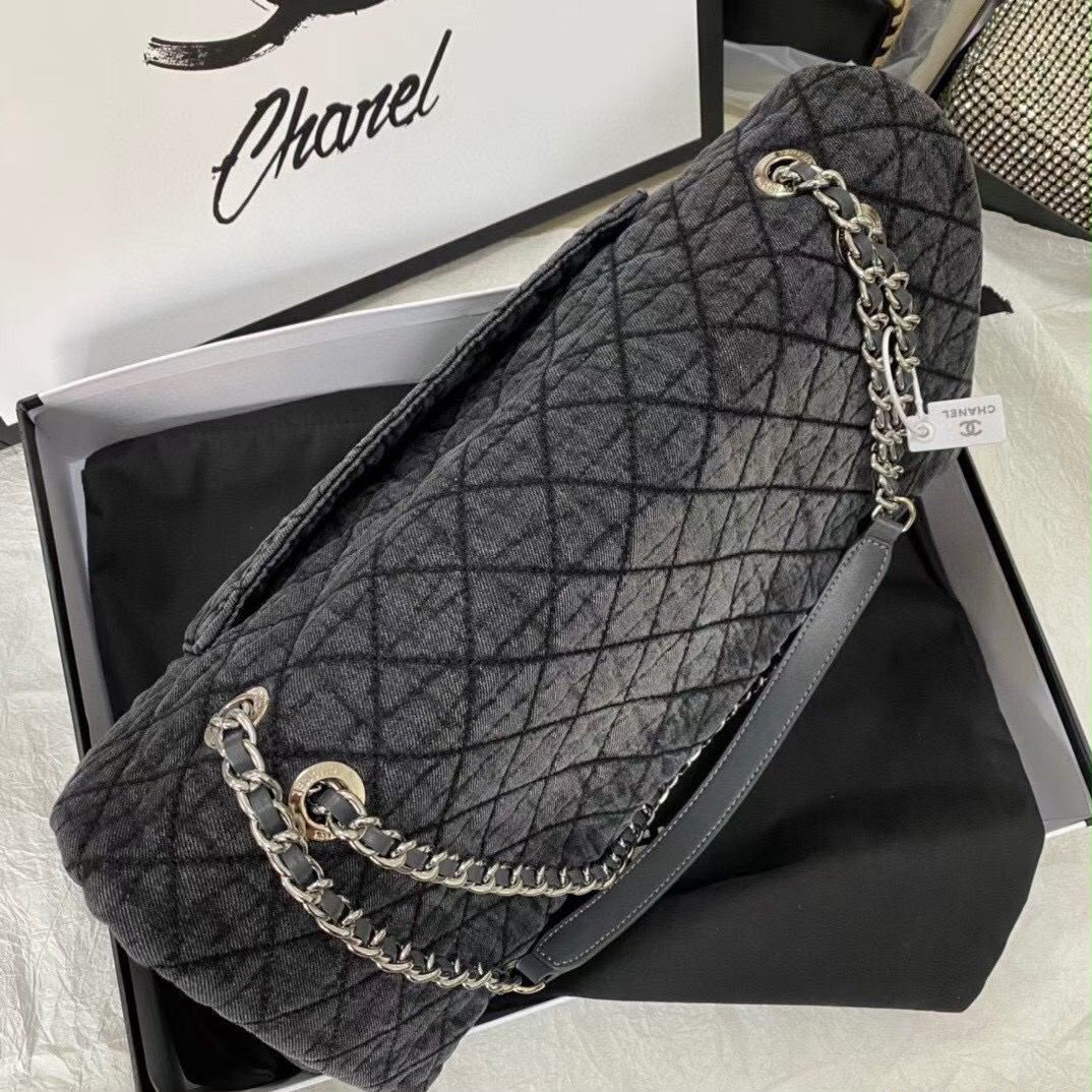 CHANEL Jumbo Classic Flap — 38 cm | Black A+