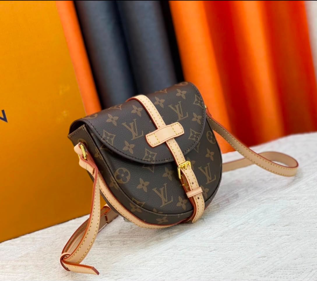 LOUIS VUITTON Monogram Saddle Crossbody — 20 cm With Box