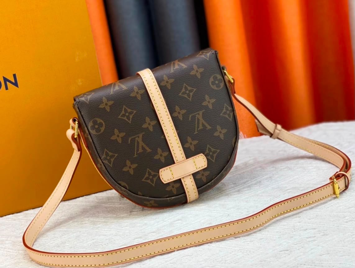 LOUIS VUITTON Monogram Saddle Crossbody — 20 cm With Box
