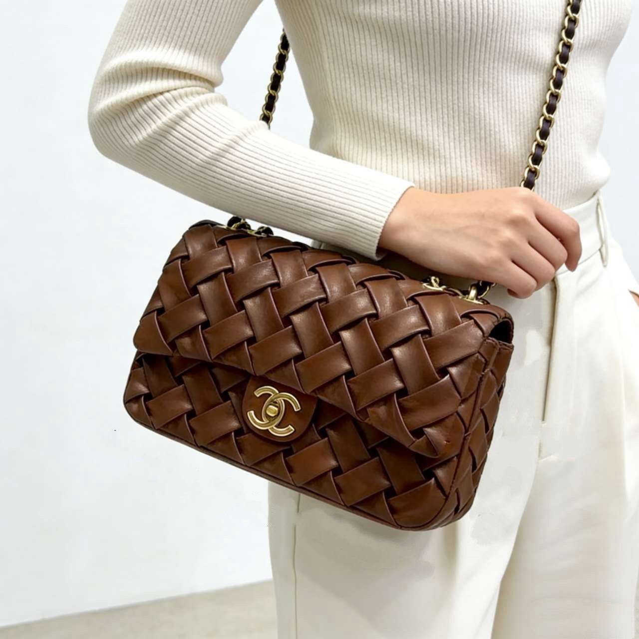 CHANEL Woven Leather Flap Shoulder Bag — 25 cm | 4 Colors with Box A+