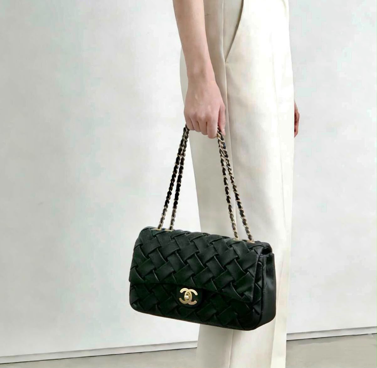 CHANEL Woven Leather Flap Shoulder Bag — 25 cm | 4 Colors with Box A+