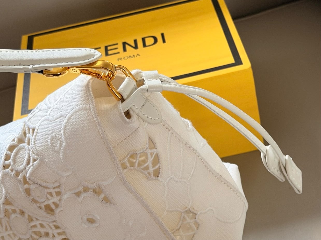 حقيبة FENDI باجيت بقلاب من الدانتيل بنمط الزهور 25 سم مع صندوق ماستر