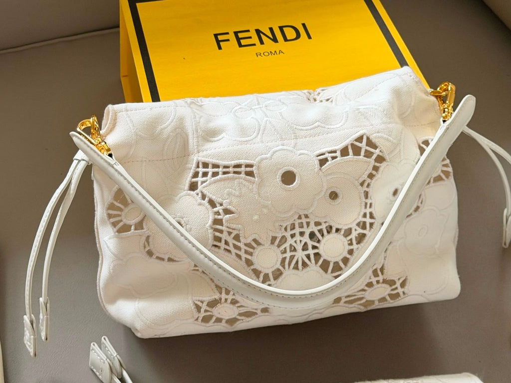 حقيبة FENDI باجيت بقلاب من الدانتيل بنمط الزهور 25 سم مع صندوق ماستر