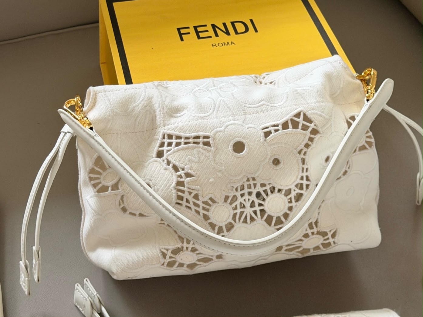 حقيبة FENDI باجيت بقلاب من الدانتيل بنمط الزهور 25 سم مع صندوق ماستر