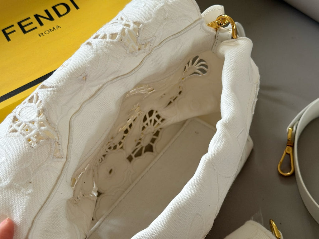 حقيبة FENDI باجيت بقلاب من الدانتيل بنمط الزهور 25 سم مع صندوق ماستر
