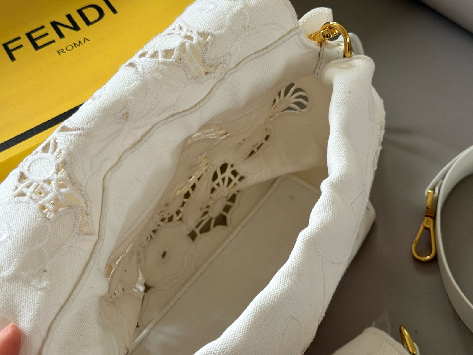 حقيبة FENDI باجيت بقلاب من الدانتيل بنمط الزهور 25 سم مع صندوق ماستر