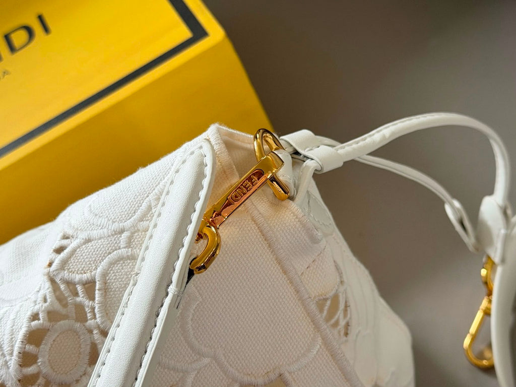 حقيبة FENDI باجيت بقلاب من الدانتيل بنمط الزهور 25 سم مع صندوق ماستر
