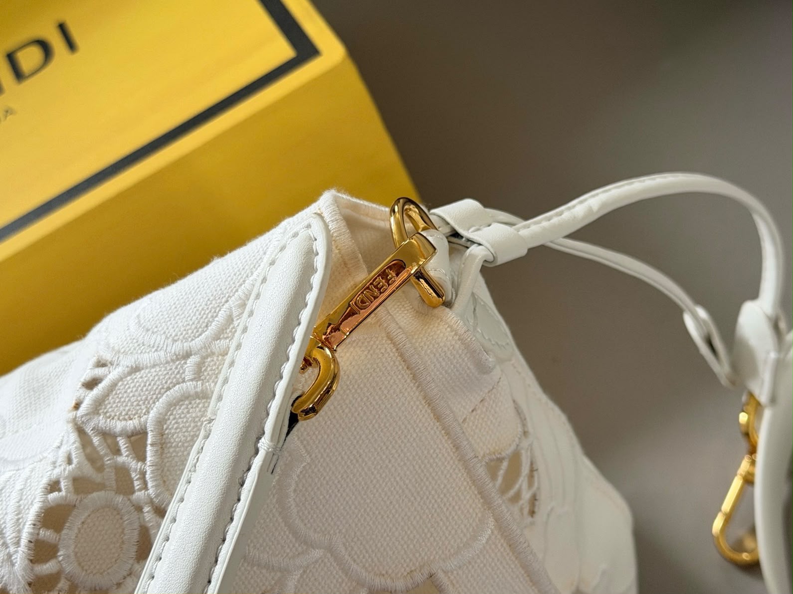حقيبة FENDI باجيت بقلاب من الدانتيل بنمط الزهور 25 سم مع صندوق ماستر
