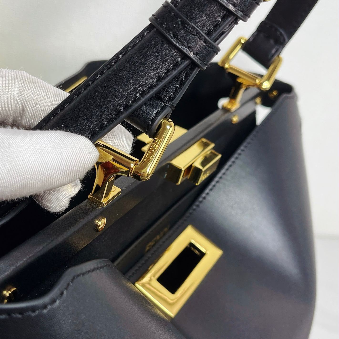 FENDI Peekaboo Style Chain Handbag 33cm A+