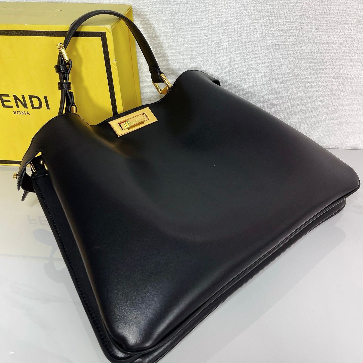 FENDI Peekaboo Style Chain Handbag 33cm A+
