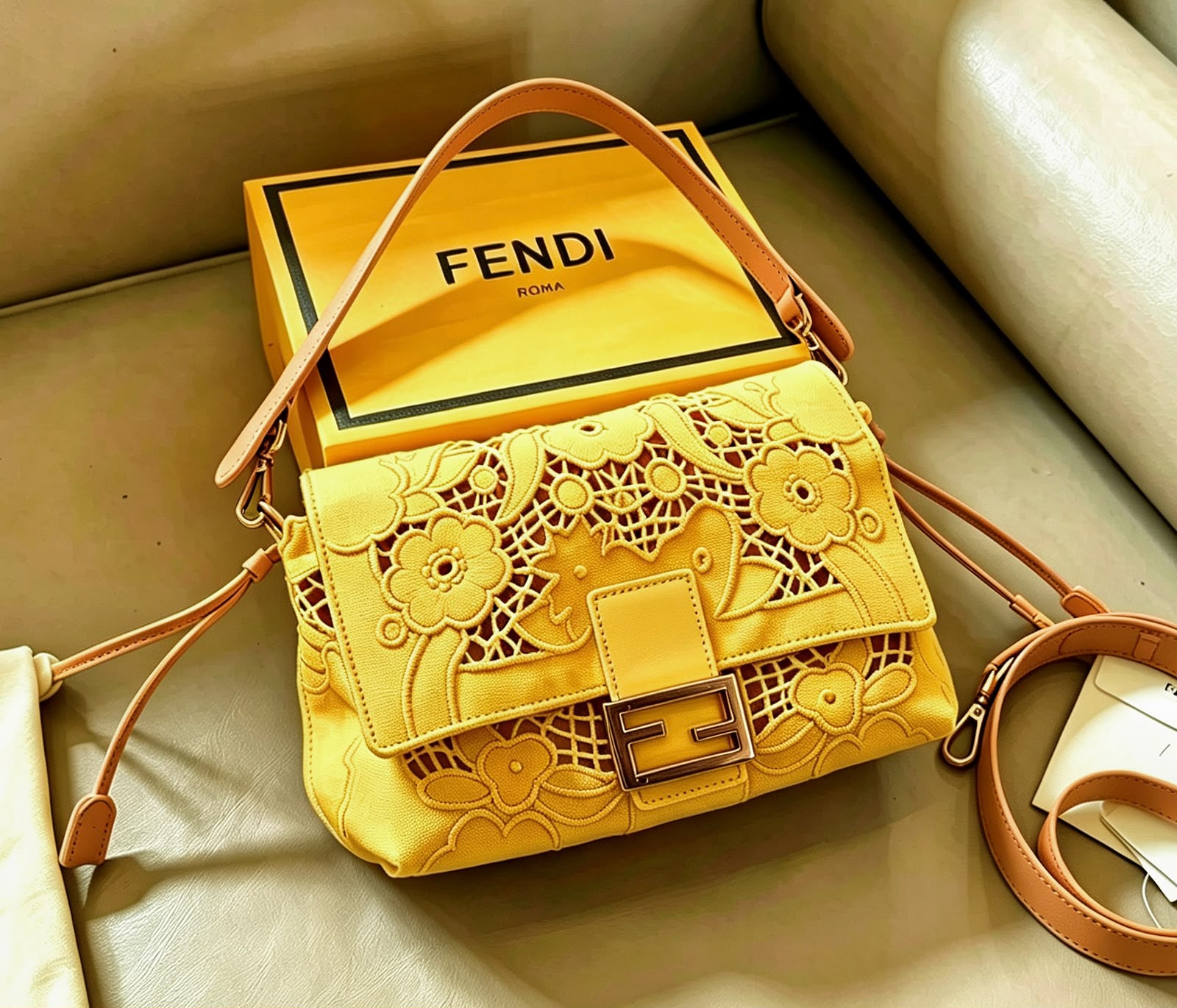 حقيبة FENDI باجيت بقلاب من الدانتيل بنمط الزهور 25 سم مع صندوق ماستر